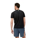 Remera deportiva negra de manga corta, confeccionada en tejido de poliéster reciclado con tecnología NB ICE para repeler la humedad y favorecer el flujo de aire. Presenta logo de New Balance estampado en el pecho y detalles en blanco en los hombros.