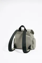 Mochila gris de tejido técnico acolchado, tamaño mediano, con cierre magnético y de cordón ajustable, asa de tejido y bolsillo interior con cierre de cremallera.