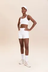 Short deportivo negro con estampado de la palabra "LIVE!" en gris.