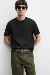 Camiseta celeste de punto con hilatura de mezcla de algodón, corte relaxed fit, cuello redondo, manga corta y acabados en rib.