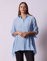 Camisa color beige claro, de corte recto y mangas 3/4 con botón para sujetar.
