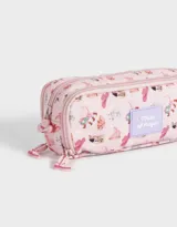 Cartuchera rectangular de tela estampada en tonos rosados, con cierre superior y tres divisiones internas.