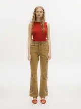 Pantalón de jean gris oscuro con corte oxford y apliques metálicos alrededor de los bolsillos y en la parte externa.