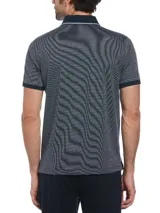 Polo de piqué con estampado jacquard y rayas horizontales en el pecho. Tiene cuello clásico con botones y logo de pingüino bordado en el pecho.