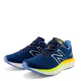Championes de running New Balance color azul marino con detalles en azul y blanco.