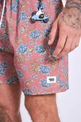 Short de baño celeste con estampado de gaviotas en negro y etiqueta con logo en la pierna.