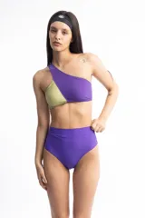 Top de bikini asimétrico, un hombro, con diseño color block en verde oliva y violeta.