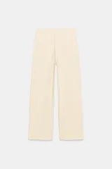 Pantalón de jean negro con efecto lavado, corte wide leg y tiro alto.