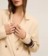 Blazer oversized color beige confeccionado en viscolino, con solapas en el cuello, botones delanteros y solapas delanteras que simulan bolsillos.
