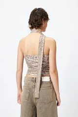 Top strapless color beige con estampado animal print metalizado y pañuelo a tono que se ata al cuello.
