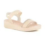 Sandalia casual beige con plataforma baja y tiras con detalles de costuras en contraste.