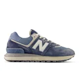 Championes New Balance modelo 574, color azul marino y azul claro, con detalles en beige. Presentan el logo "N" en blanco con borde beige y tecnología ENCAP en la entresuela.