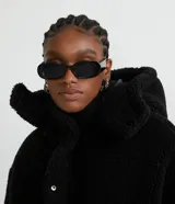 Campera puffer de sherpa color negro, con capucha, cierre frontal y regulador elástico en la cintura.