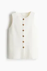 Chaleco blanco de punto fino con escote redondo, botonadura frontal y bolsillos delanteros decorativos.