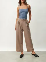 Pantalón negro de corte ancho.