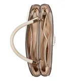 Bolso satchel color beige con textura saffiano, doble asa de mano y correa de hombro ajustable y removible. Tiene cierre superior, herrajes dorados y logo triangular de Guess al frente.