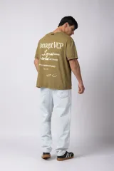 Remera color durazno con cuello redondo y mangas cortas. Estampas con tipografía manuscrita en el frente y la espalda.