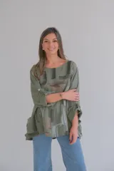 Blusa verde militar con estampado abstracto en tonos marrones, grises y negros. Tiene mangas 3/4 con botón y cuello redondo.