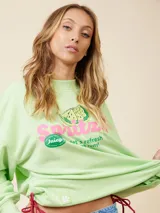 Sweater color verde con gráficos divertidos en el frente, de corte holgado y manga larga.