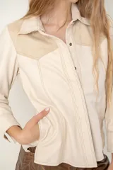 Camisa verde militar de cuero ovino italiano, hecha a mano en Uruguay. Sin forro, con broches en frente y puños, bolsillos a los costados.