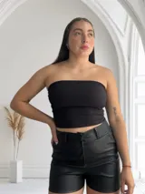 Top sin mangas negro de corte ajustado y diseño clásico.