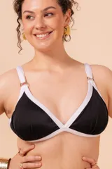 Corpiño de bikini negro con vivos color beige, de corte triangular sin aro, con breteles regulables y nudo en la espalda.