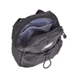 Morral bandolera New Balance color negro con logo blanco estampado en el frente.