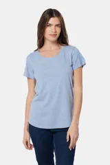 Remera azul de algodón y poliéster, de corte recto, cuello redondo y manga corta.
