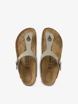Sandalias Birkenstock modelo Gizeh, color gris, con tira de cuero sintético y hebilla metálica ajustable.