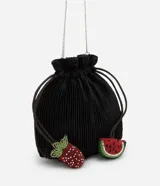 Cartera bandolera negra con correa de cadena y cierre tipo bolsa. Decorada con bordados de frutillas y sandía con mostacillas.