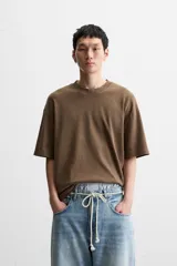 Camiseta azul con efecto lavado, corte holgado, cuello redondo y mangas cortas.