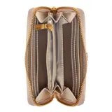 Billetera blanca con cierre de cremallera, logo triangular dorado de Guess y herrajes dorados.