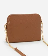 Cartera transversal pequeña color marrón con efecto tressê, cierre de cremallera y correa de cadena larga.