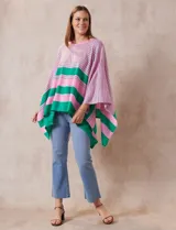 Poncho tejido marca Do Everything In Love, con rayas horizontales rosas y verdes.