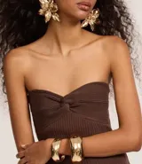 Vestido midi de punto color verde, sin breteles y con detalle torcido en el busto.