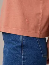 Remera azul de algodón con cuello redondo y mangas cortas.