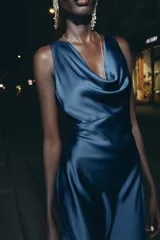 Vestido midi azul petróleo de satén, con escote drapeado y corte al bies.