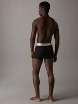 Pack de tres bóxer negros Calvin Klein con cinturilla elástica plateada con el logo de la marca en diferentes colores.