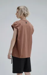 Sudadera color mocca de algodón premium, con corte extra oversize, hombros caídos y cuello redondo de rib al tono.