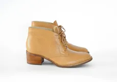 Botas acordonadas color camel con textura simil piel de reptil, taco de madera y punta fina.