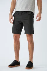 Bermuda de gabardina azul marino con logo bordado, bolsillos laterales y traseros, cierre con cremallera y botón, y presillas para cinturón.