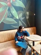 Canguro tejido en lana merino color azul con apliques geométricos en terciopelo bordados a mano.