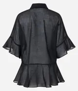 Camisa negra de voile, ligeramente transparente, con cuello camisero, abotonada adelante y mangas cortas con volados amplios.