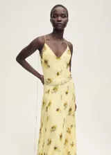 Vestido largo de tirantes finos con estampado floral y escote en V.