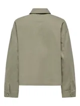 Chaqueta corta color verde oliva, con cuello clásico, bolsillos frontales y cierre con botones. Marca Only.