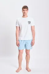 Short de baño celeste con cordón ajustable en la cintura.