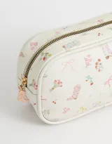 Cartuchera de PU color crema con estampado de flores, botas de cowboy y lazos. Tiene cierre con tirador metálico en forma de bota.