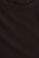 Remera marrón de punto acanalado, corte ajustado, cuello redondo y mangas cortas.