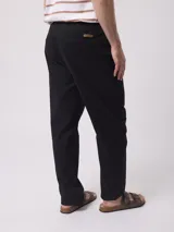 Pantalón de vestir blanco, de corte recto, con cintura elástica tipo jogger y bolsillos laterales.