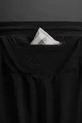 Shorts de running negros con malla interior, cintura elástica ajustable con cordón, bolsillo trasero con cierre, bolsillo multifunción en la malla interior, perneras perforadas, bajo termofijado, aberturas laterales y logo estampado.
